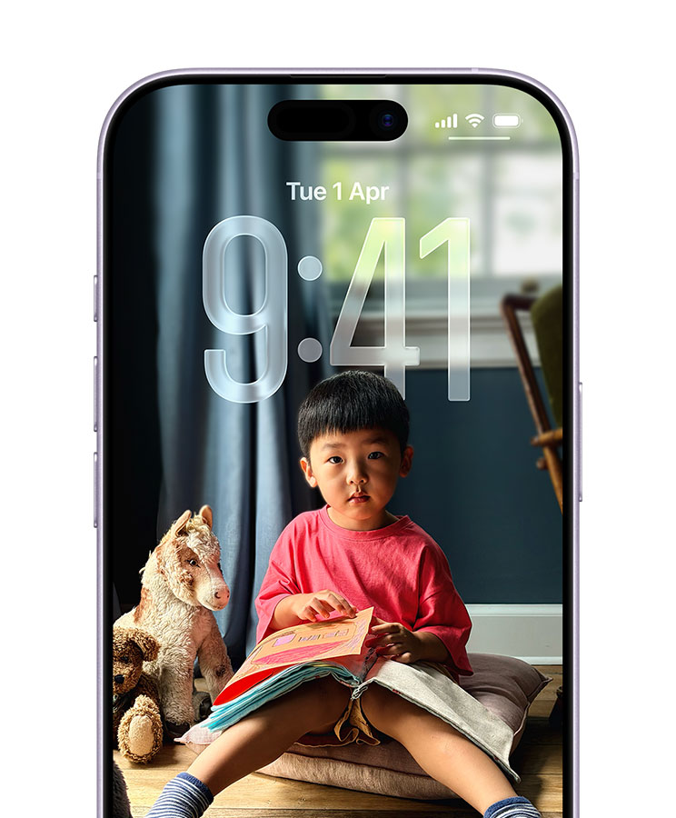 A more vibrant Lock Screen. The time dynamically adapts to your photo wallpaper and notifications, keeping your subject in view. When you move your iPhone, your photo comes to life with a new 3D effect.15